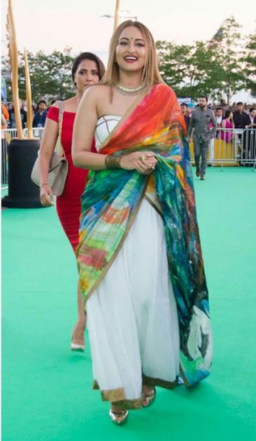 Sonakshi Sinha in a pseudo white saree, IIFA Rocks'17