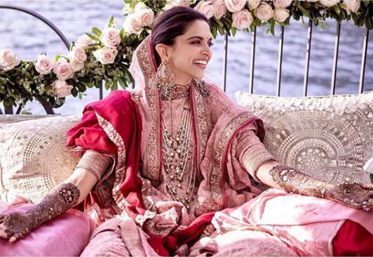 Deepika Padukone pale pink lehenga for mehendi, wearing Sabyasachi. Blog on datetheramp.com