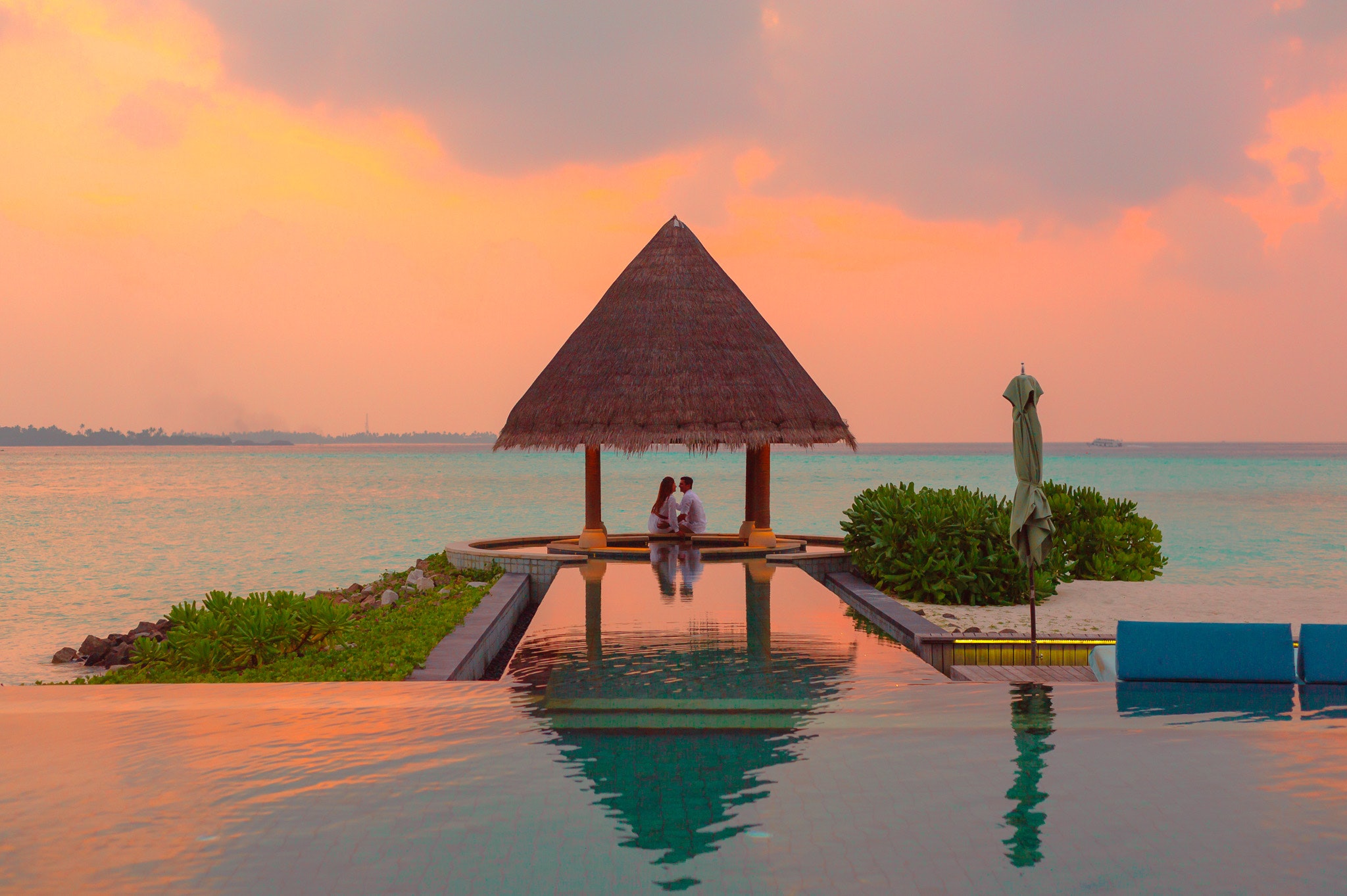 Couple sitting by the Pool. Blog by DateTheRamp.